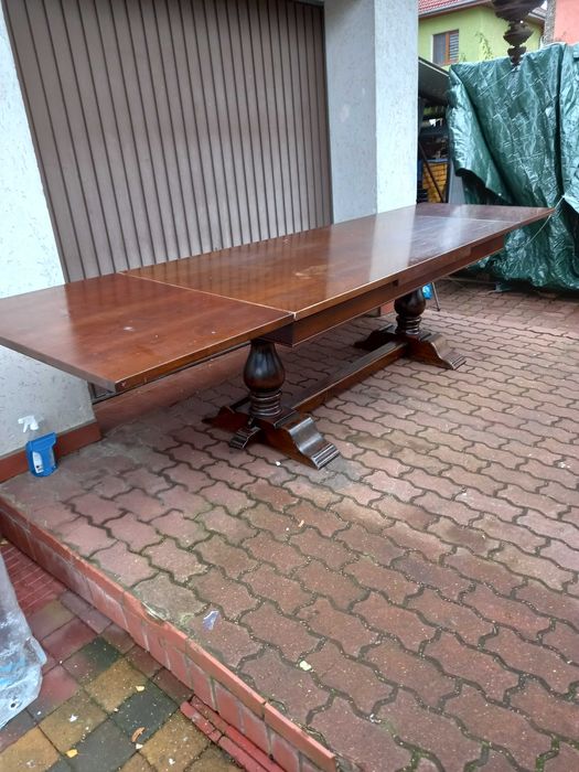 Duży ciemny drewniany stół.