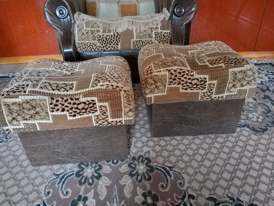 2   м'яких   пуфіка    в   гарному  стані ,  самовивіз