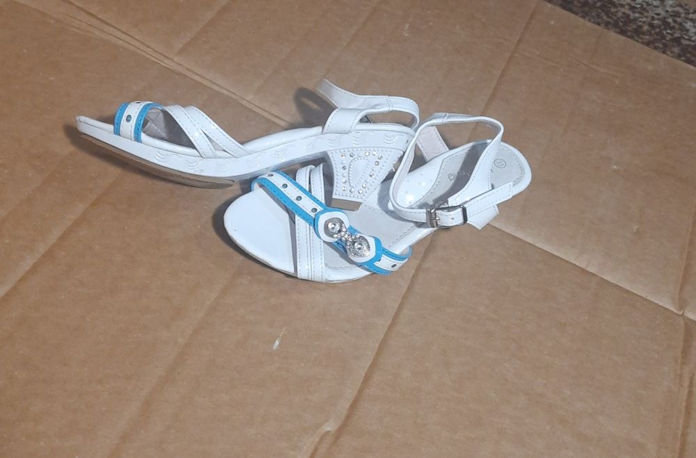 Босоніжки білі з бантиком