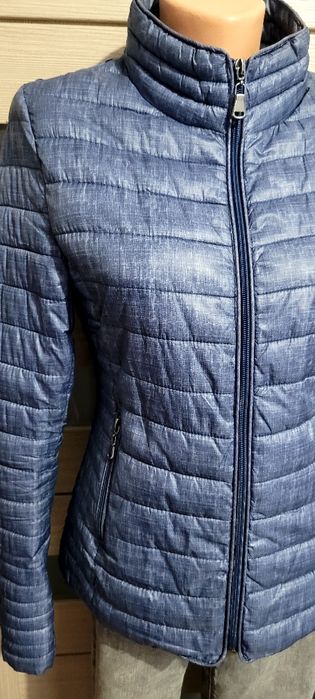 Niebieska pikowana kurtka przejściówka na stójce