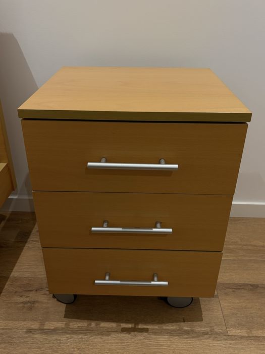 Cama solteiro, colchão, mesa cabeceira e secretária em faia.