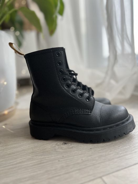 Buty marki dr. Martens, model vegan 1416