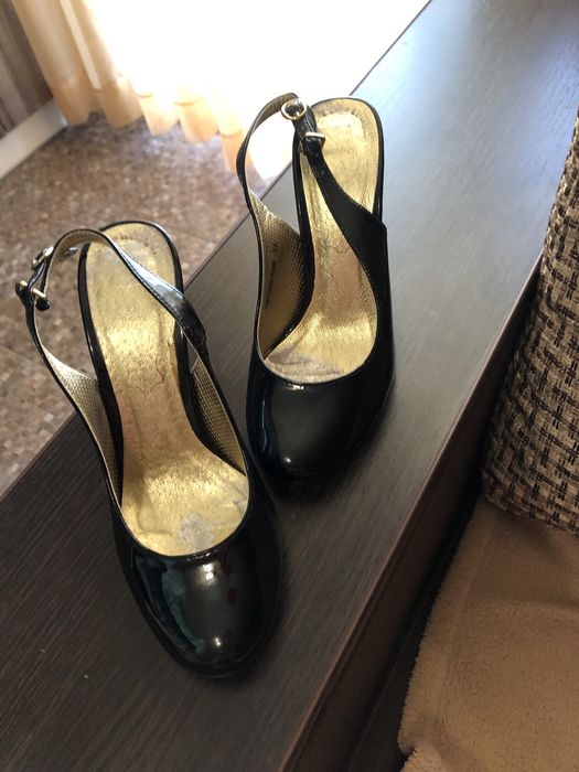 Босоножки лаковые черные