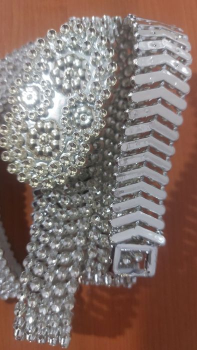 Продаётся бижутерия брошь пояса бисер браслеты