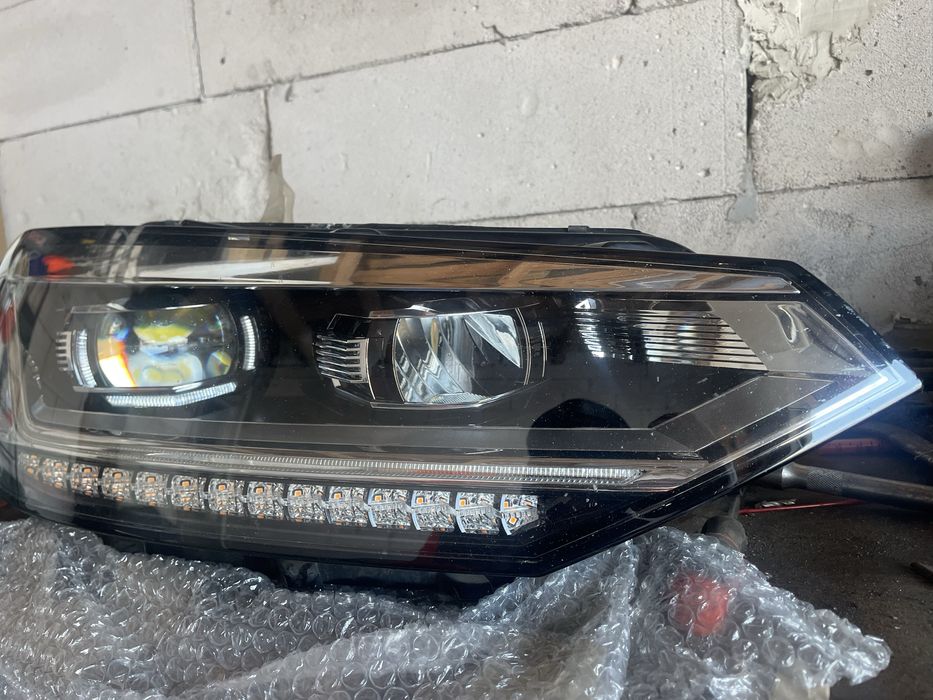 Права фара VW Touran III