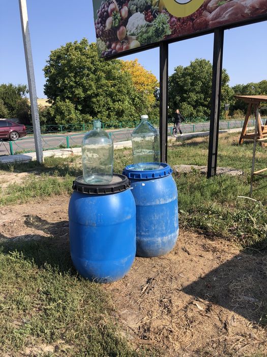 Бутыли  и бочки пищевые для виноделья и Емкость полиэтиленовая  1м3