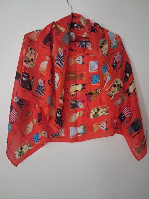 *Jedwabna chusta dla miłośniczki kotów.