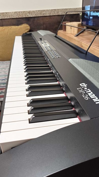 Piano Thomann DP-26 com extras