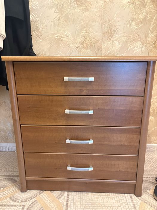 Komoda i dwa nakasliki