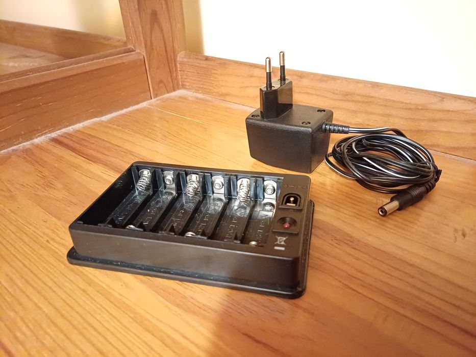 Carregador de pilhas 6 Slots AA Ótimo Estado