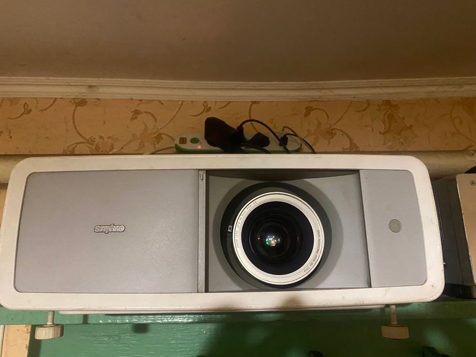 Проектор Sanyo plv-z700