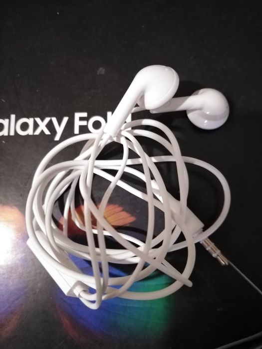 Vendo  2 auriculares de preto e branco