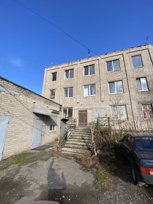 Окрема будівля із зручним підʼїздом