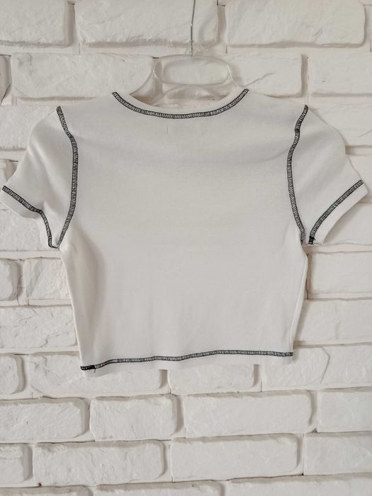 Crop top z przeszyciami