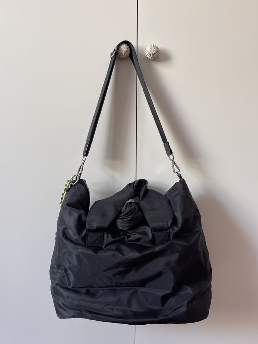 Mala Zara preta com 2 alças mão e 1 de ombro.