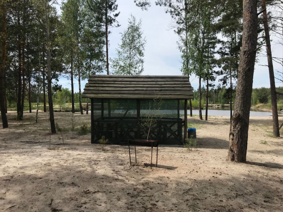 Альтанки біля озера