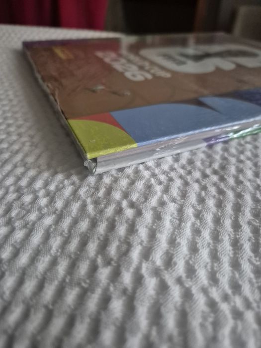 Caderneta dourada Mundial 2026 PANINI capa rija em Português