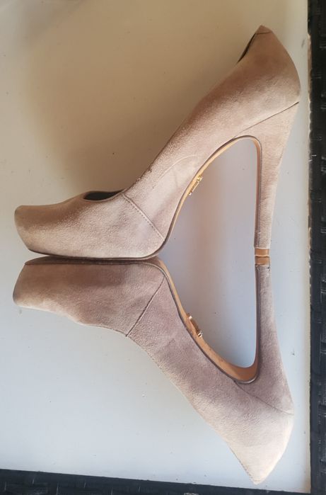 Sapatos de salto alto bege