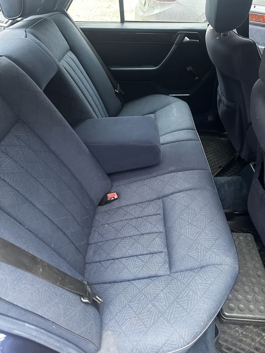 Полка синяя с козырьками Mercedes W124 -добавляю