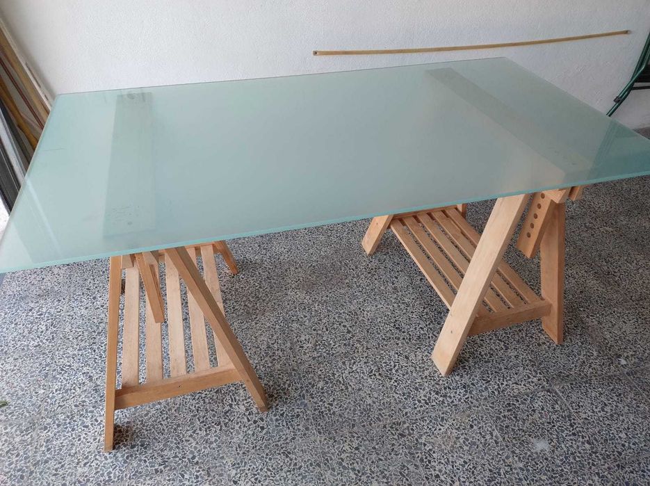 Secretária com tampo em vidro