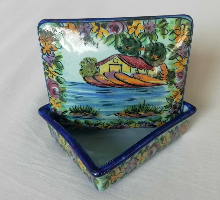 Caixa ou guarda joias antigo em faiança de Alcobaça Vestal