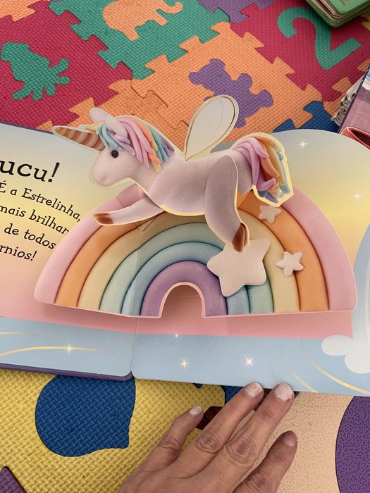 Livro pop-up Cucu! Os unicornios