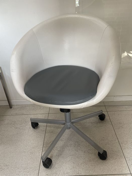 fotel Ikea z nowo obitym siedzeniem z materiału imitującego skórę