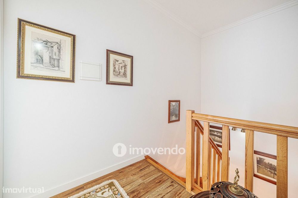 Apartamento T3 Duplex, com estacionamento, no Condomínio do Loural