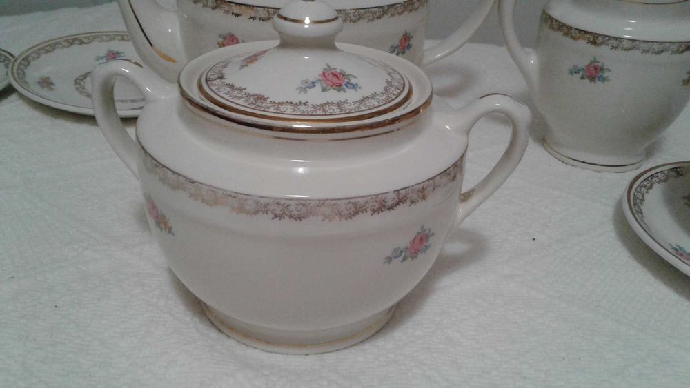 Conjunto de bule, açucareiro, leiteira, 4 chávenas e 6 pires. De 1955.