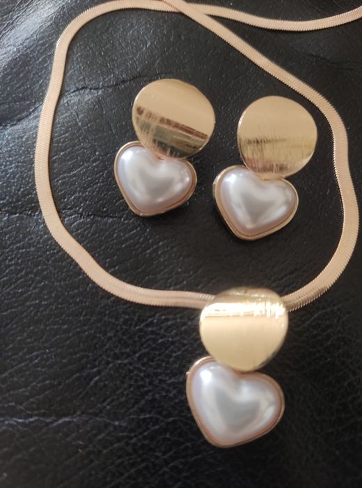 Komplet biżuterii damskiej.