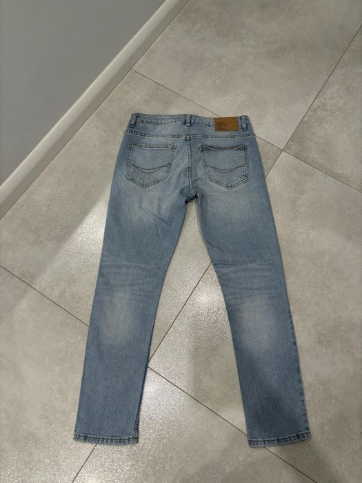 Jeansy młodzieżowe slim.