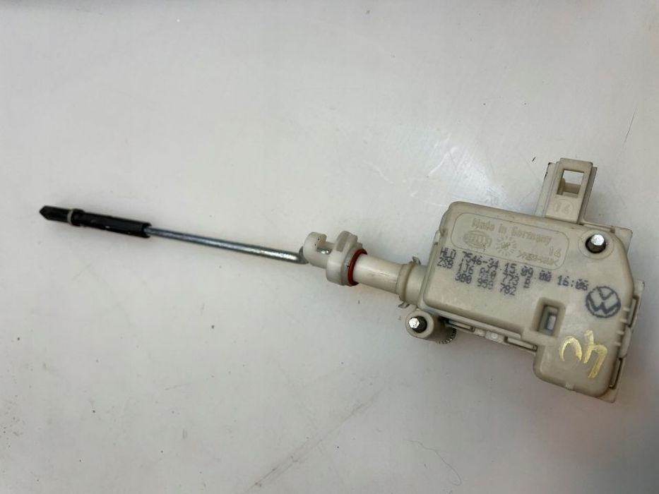 SIŁOWNIK KLAPKI WLEWU PALIWA VW PASSAT B5 3B0959782