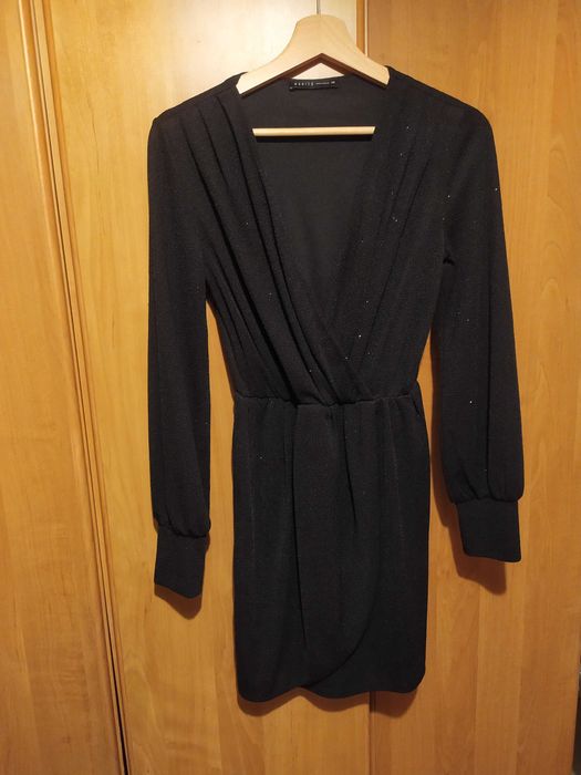 Czarna elegancka połyskująca w świetle sukienka Mohito XS