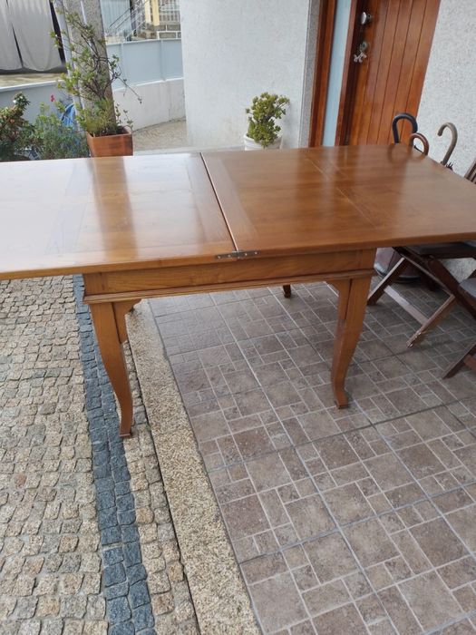 Mesa antiga, em bom estado