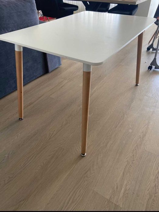 Mesa e quatro cadeiras como novas - 160 euros