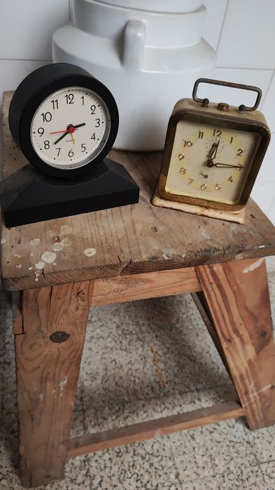 Máquinas calcular vintage antigas e material escritório