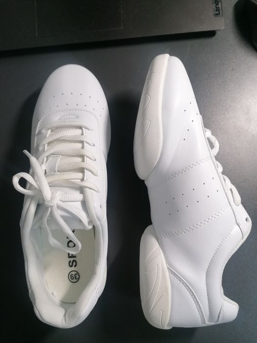 Спортивні кросівки білі. Для змагань з аеробіки чи інших видів спорту.