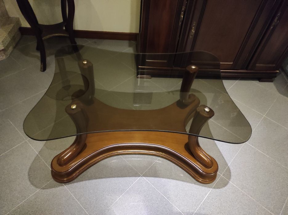 Mesa de centro de vidro e madeira trabalhada
