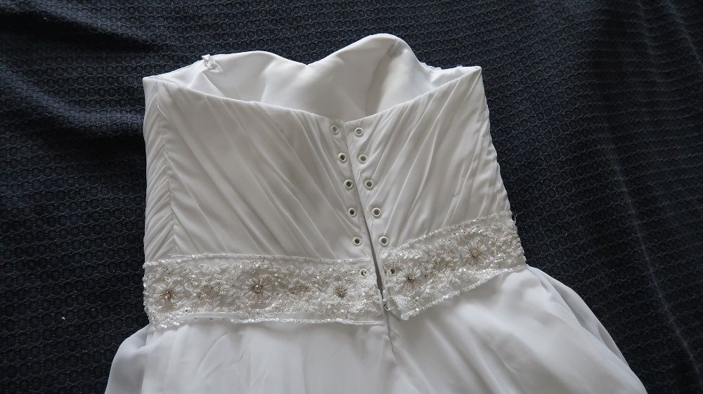 Minimalistyczna suknia ślubna