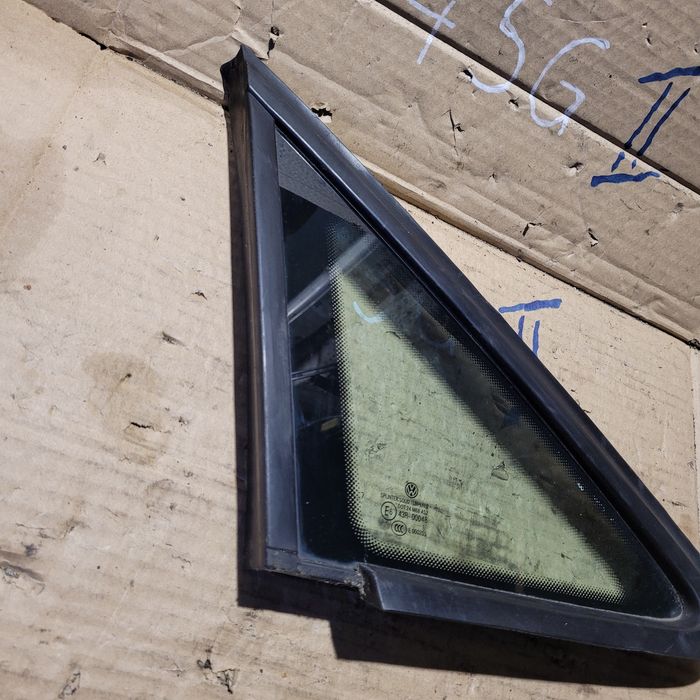 Szyba boczna drzwi trójkąt przód prawa vw Touran II 2011r