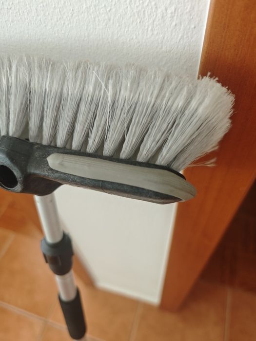 Vassoura extensível com ligação para mangueira água