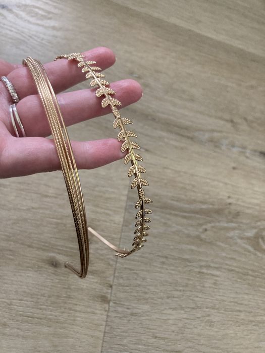 Opaski na włosy w kolorze złotym