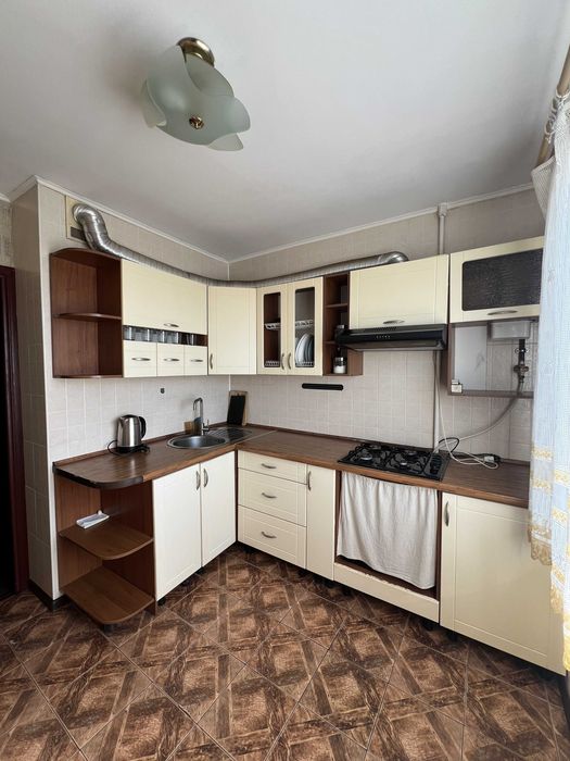 Простора 2-к квартира ,середний поверх