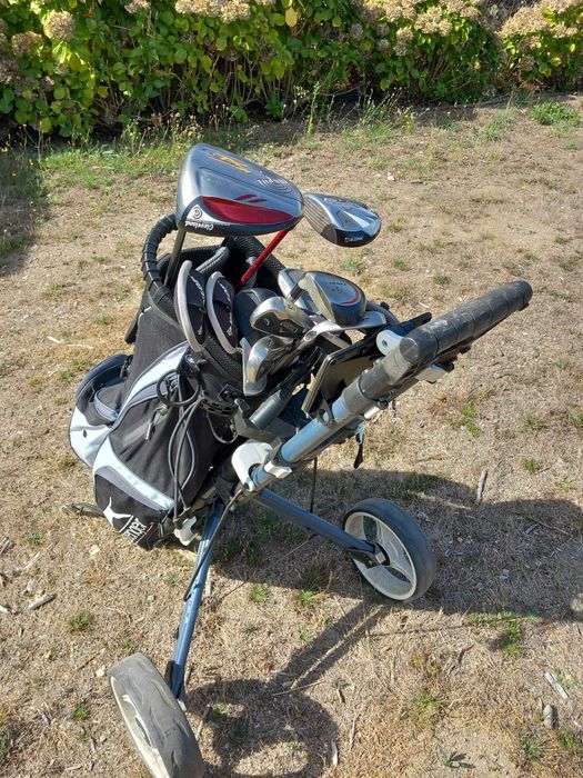 Saco de Golfe com diversos ferros e madeiras, putter e Carrinho.