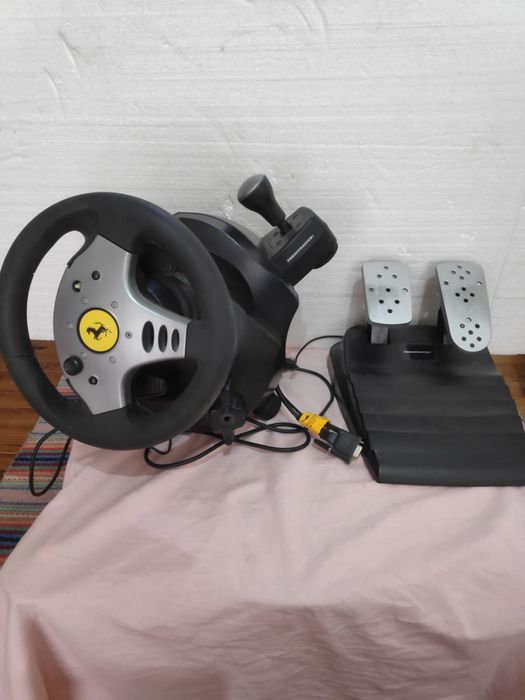 THUSTMASTER, Volante e pedais