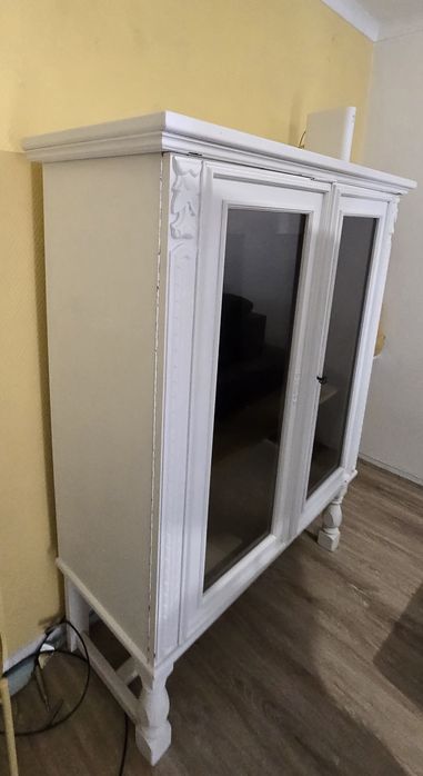 Vitrine/cristaleira de estilo clássico