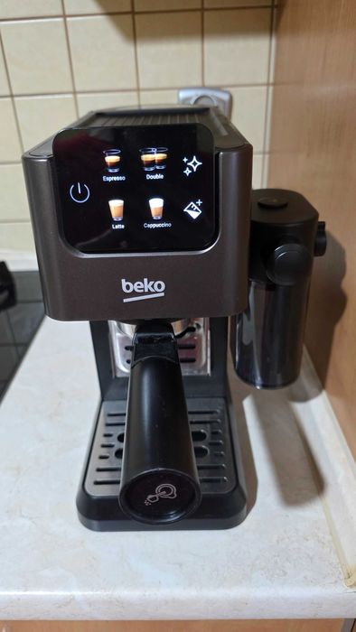 Ekspres BEKO CaffeExperto CEP5464DX z modułem do kapsułek Nespresso