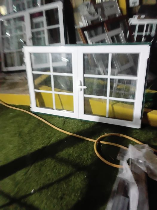 Janelas alumínio branco vidro duplo quadriculado abrir oscilobatentes