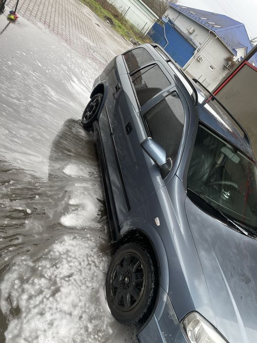 Opel Astra на повному ходу