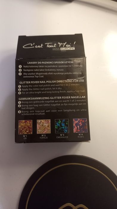 Dwa lakiery do paznokci